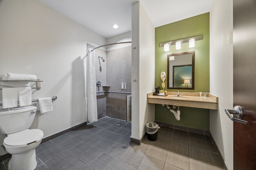 More Photos Of 18150 McKay Dr, Humble Hotel For Sale