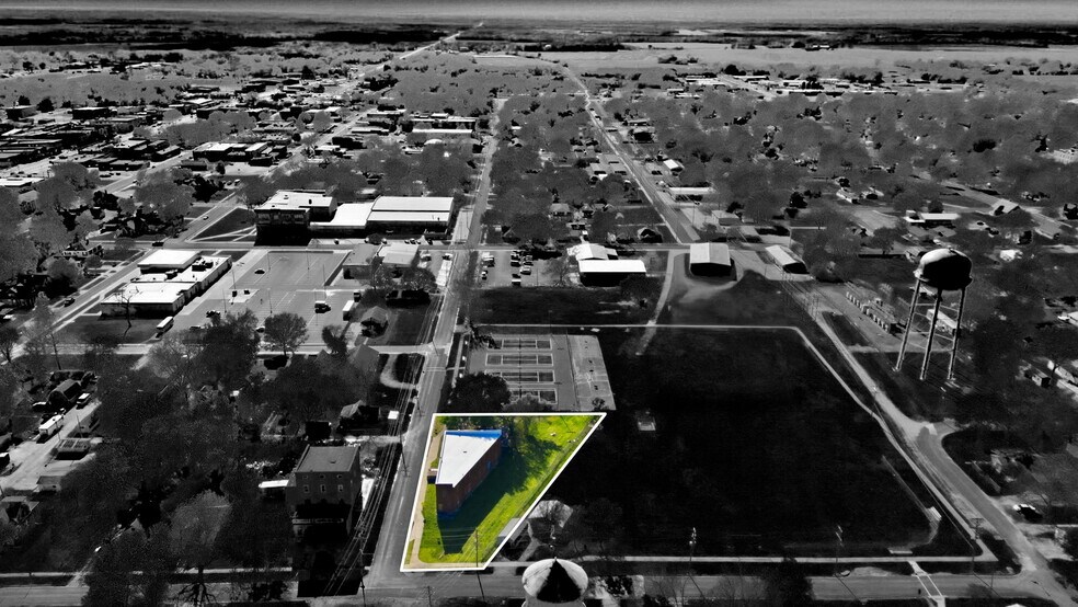 More Photos Of 512 Monroe st, Iola Loft Creative Space For Sale