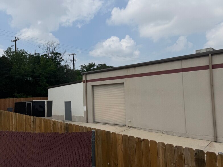 More Photos Of 16131 College Oak Dr, San Antonio Warehouse For Lease