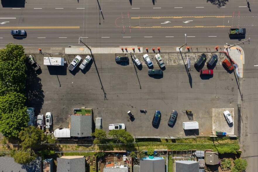 More Photos Of 5826 SE 82nd Ave, Portland Auto Dealership For Sale