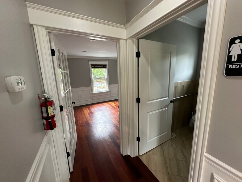 More Photos Of 501 W Main St, West Dundee Storefront Retail Office For Lease