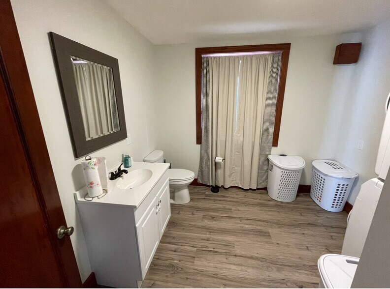 More Photos Of 116 W 19th St, Falls City Showroom For Sale