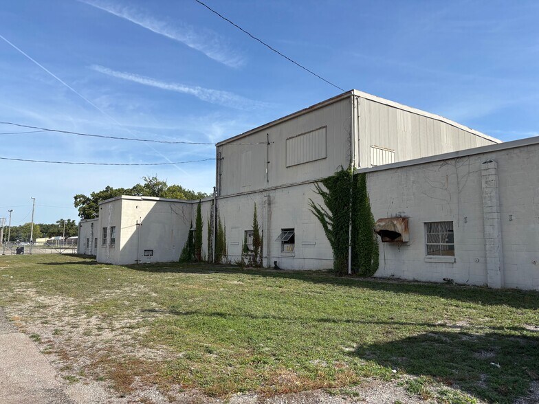 More Photos Of 1255 Oak St, Elkhart Manufacturing For Sale