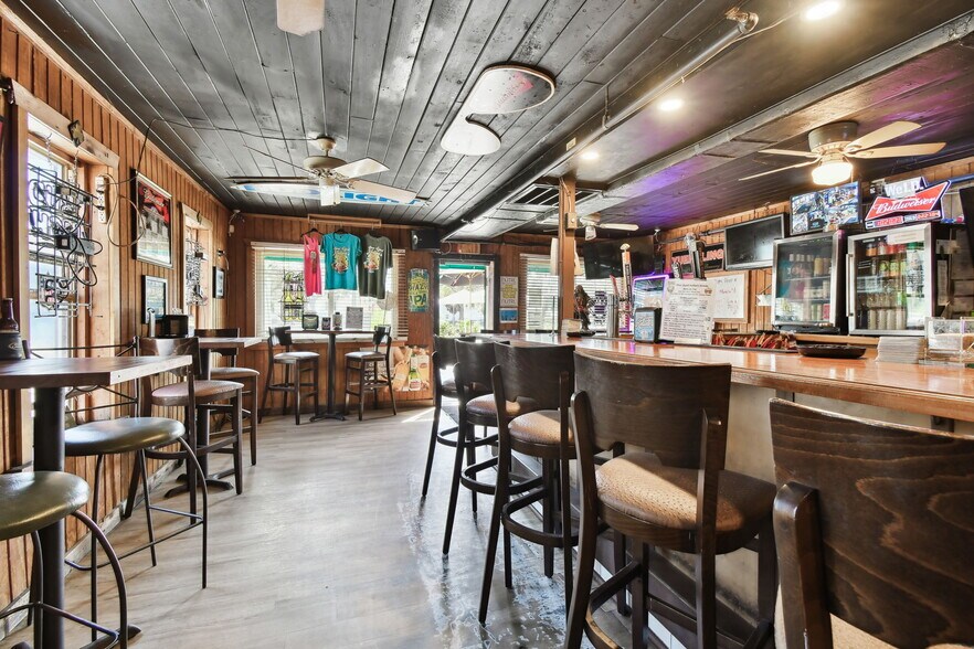 More Photos Of 3007 6th St S, Saint Petersburg Bar For Sale