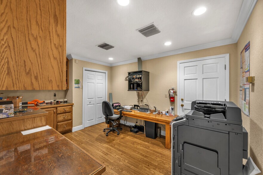 More Photos Of 308 Elizabeth St, Brandon Office For Lease