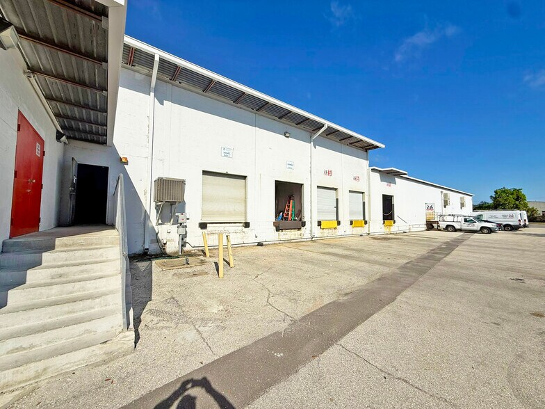 More Photos Of 2075 47th St, Sarasota Warehouse For Lease