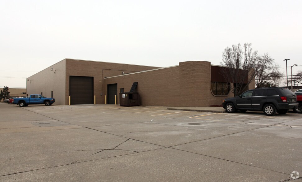 More Photos Of 996-1000 E Mandoline Ave, Madison Heights Warehouse For Lease