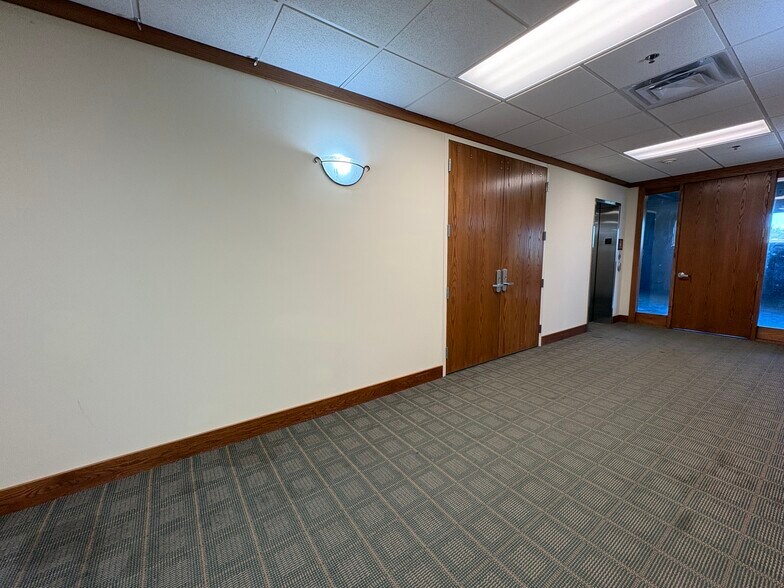 More Photos Of 450-480 E Roosevelt Rd, West Chicago Unknown For Lease