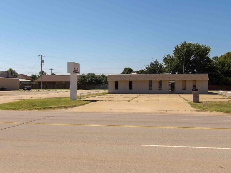 More Photos Of 400 E Jack Choate Ave, Hennessey Office For Sale