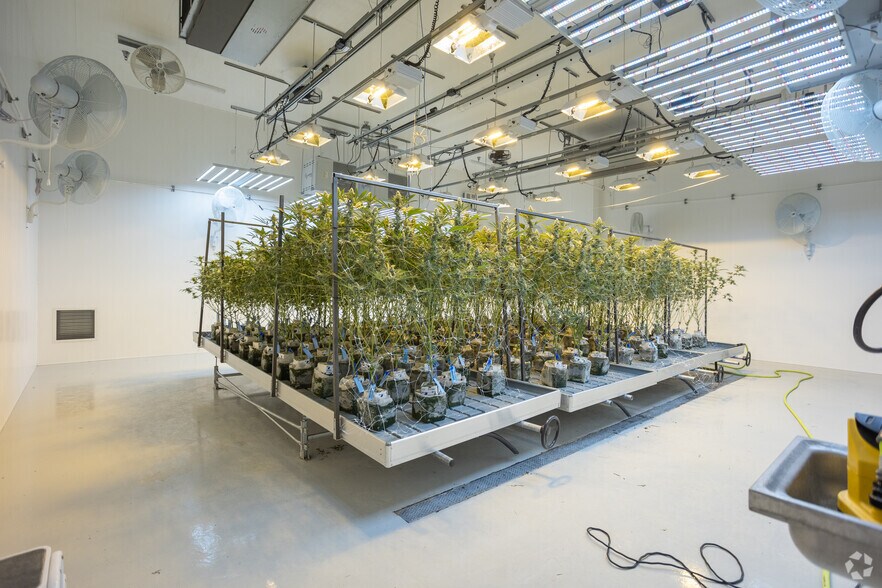 More Photos Of 901 Wayne St, Niles Warehouse For Lease