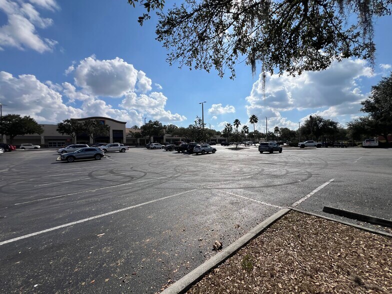 More Photos Of 16719 Fishhawk Blvd, Lithia General Retail For Lease