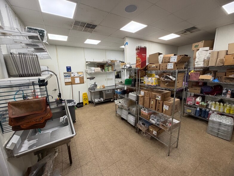 More Photos Of 918 S Mechanic St, Pendleton General Retail For Sale