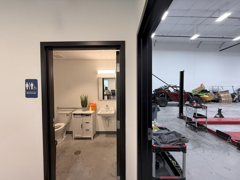 More Photos Of 9235 Eastman Park Dr, Windsor Light Manufacturing For Lease