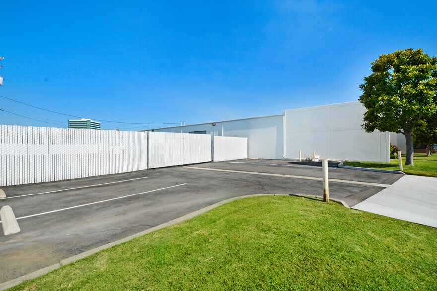 More Photos Of 2221 S Dupont Dr, Anaheim Warehouse For Sale