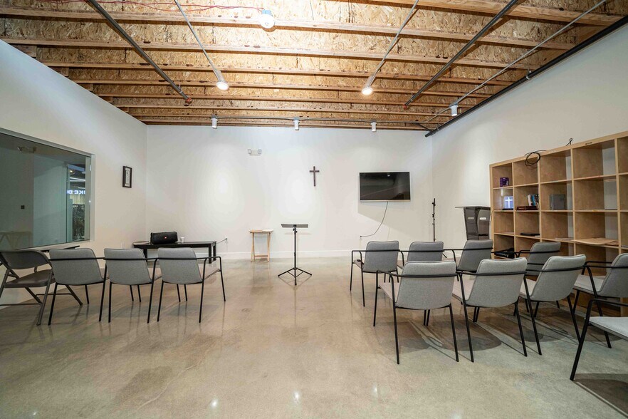 More Photos Of 2001 Saturn St, Monterey Park Light Distribution For Sale