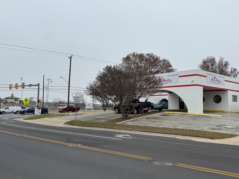 More Photos Of 6020 Fountainwood St, San Antonio Freestanding For Lease