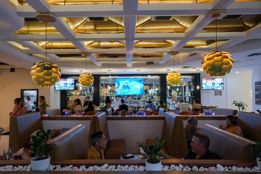 More Photos Of 262 S Palm Canyon Dr, Palm Springs General Retail For Sale