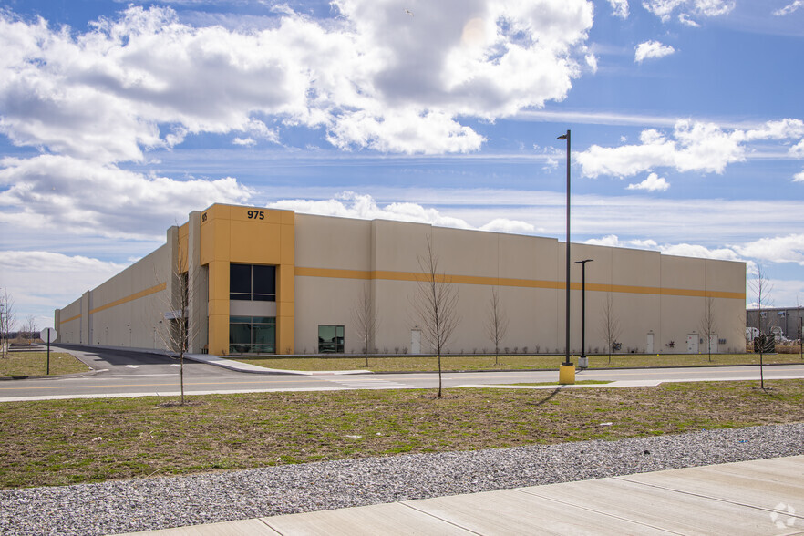 Primary Photo Of 975 Lordship Blvd, Stratford Warehouse For Lease