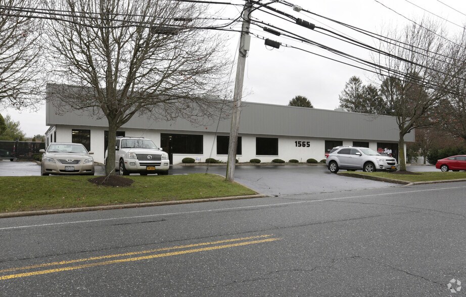 More Photos Of 1565 Sycamore Ave, Bohemia Warehouse For Lease