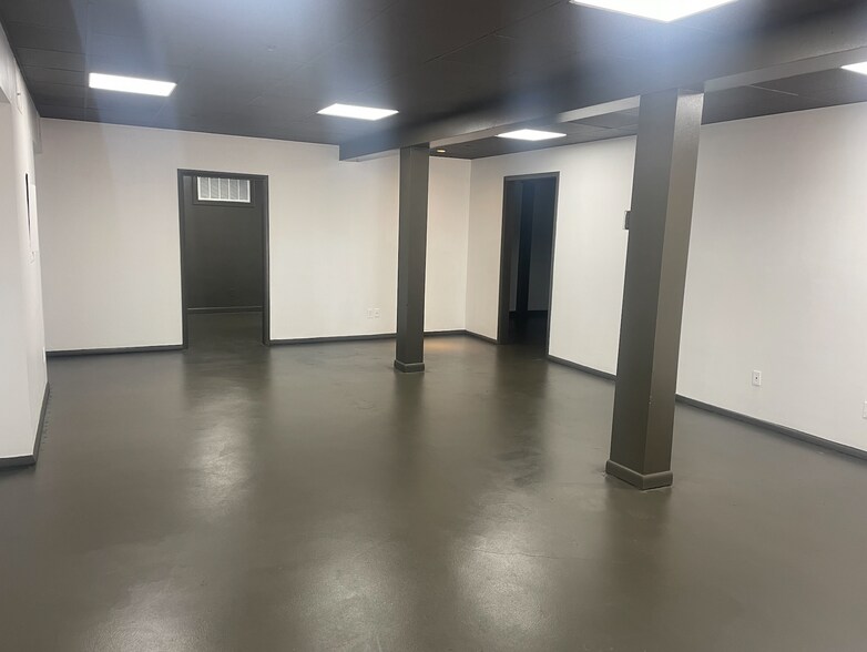 More Photos Of 21 W Mountain St, Fayetteville Storefront Retail Office For Lease