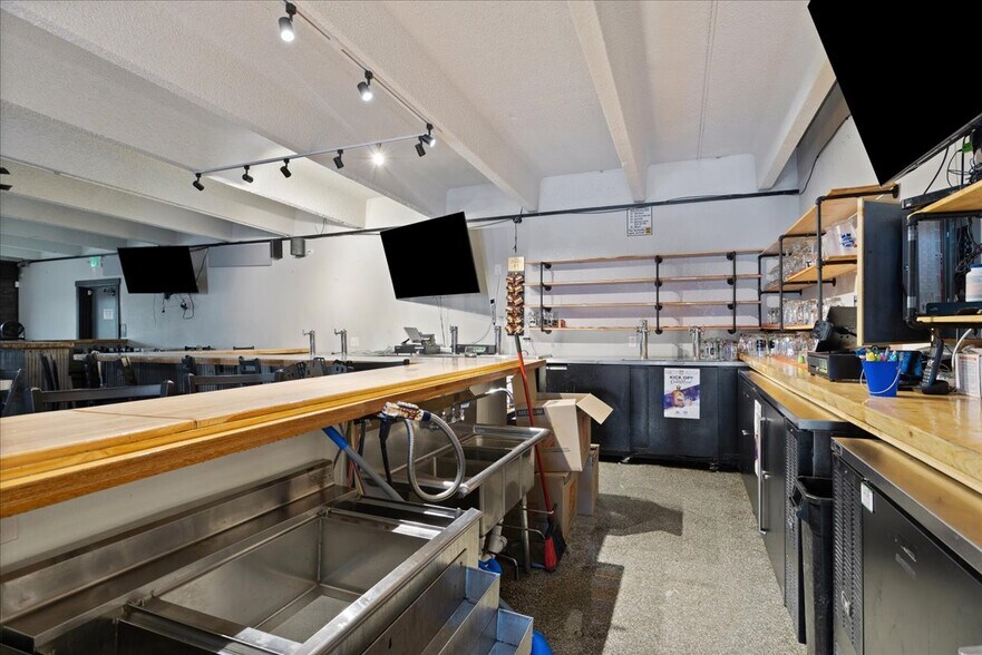 More Photos Of 122 W 6th St, Cheyenne Light Distribution For Lease