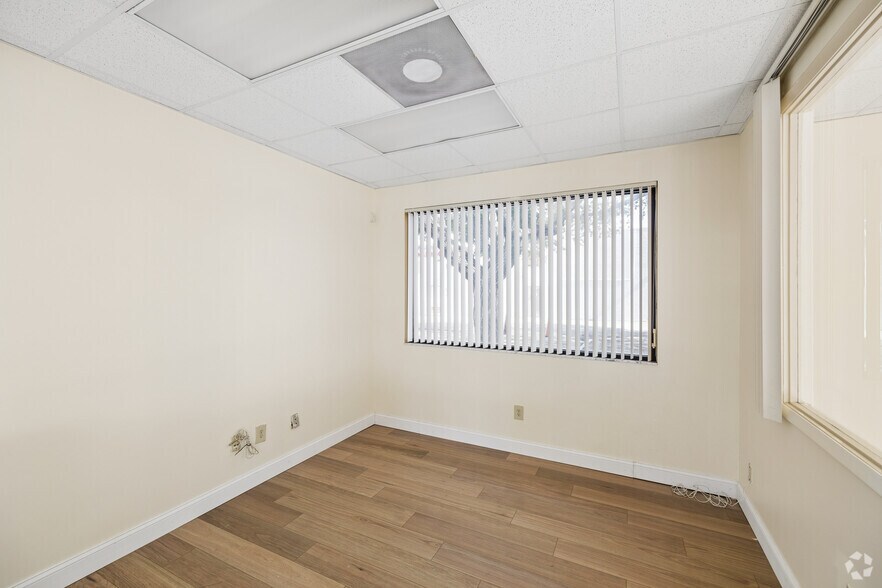 More Photos Of 5991 Anglers Ave, Fort Lauderdale Bank For Lease