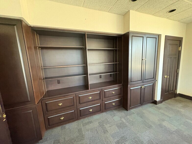 More Photos Of 3550 N Washington Blvd, Indianapolis Medical For Lease