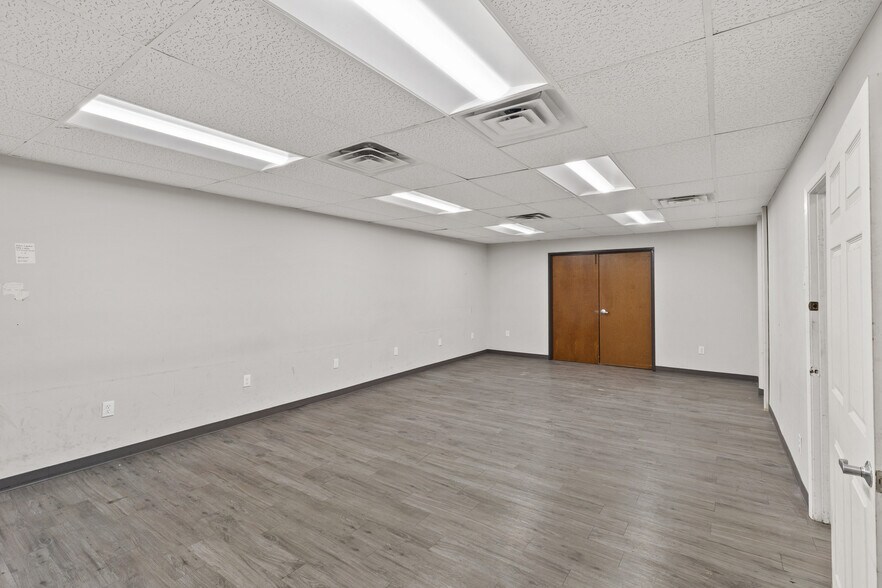 More Photos Of 3109 Garden Brook Dr, Farmers Branch Warehouse For Sale