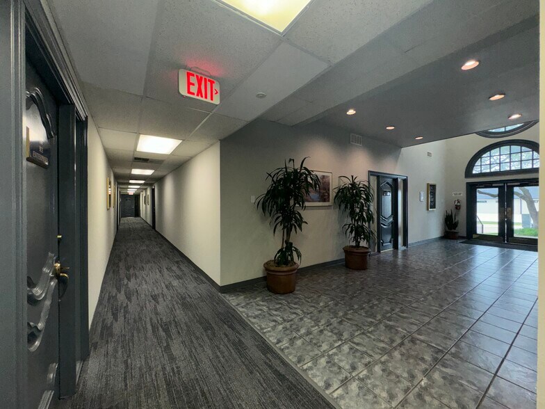 More Photos Of 1636 N Hampton Rd, DeSoto Office For Lease