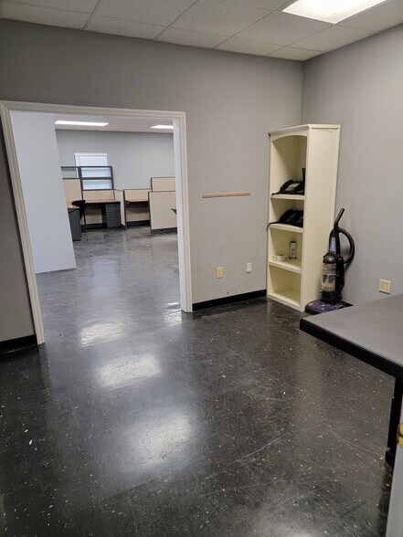 More Photos Of 101 Camp Creek Industrial Pky, Cornelia Flex For Lease