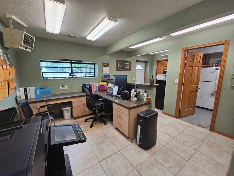 More Photos Of 412 S Pine St, Lennox Industrial For Sale