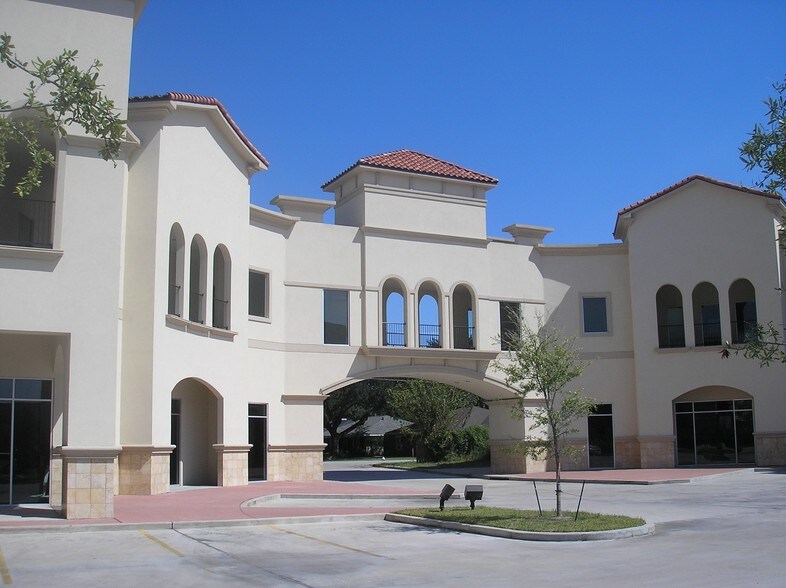 More Photos Of 3005-3115 W Loop 610, Houston Unknown For Lease