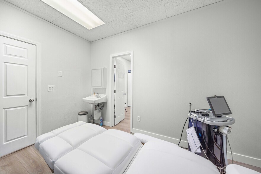 More Photos Of 516 W Lancaster Blvd, Lancaster Freestanding For Lease