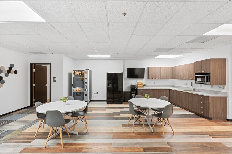 More Photos Of 7751 Belfort Pky, Jacksonville Office For Sale