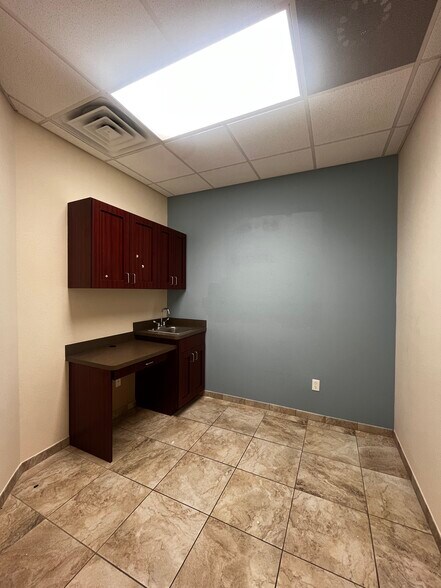 More Photos Of 2320 North Blvd W, Davenport Medical For Lease