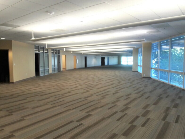 More Photos Of 100 Paramount Dr, Sarasota Office For Sale