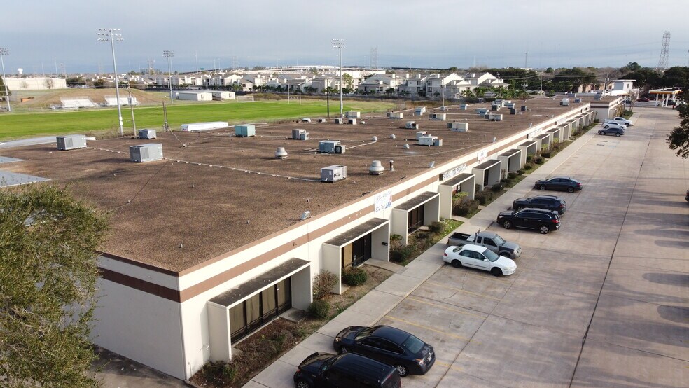 More Photos Of 10535 S Wilcrest Dr, Houston Warehouse For Lease