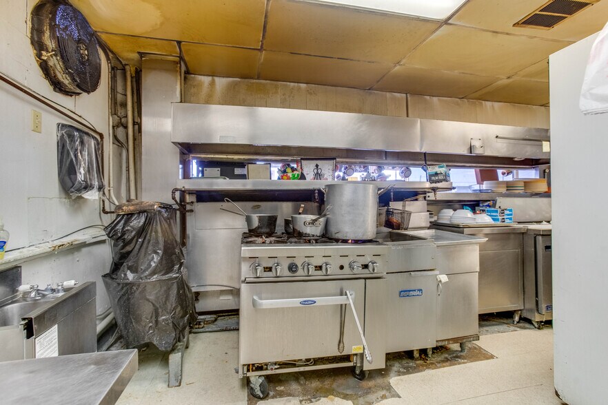 More Photos Of 2915 Market St, Baytown General Retail For Sale