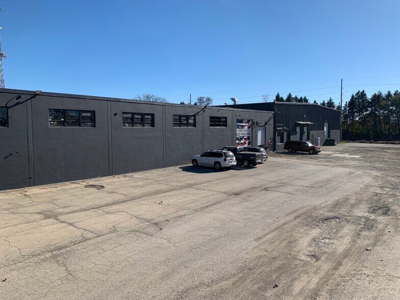 More Photos Of 2000 Gary Ln, Geneva Warehouse For Lease