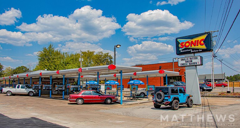 Primary Photo Of 435 E Main St, Hohenwald Fast Food For Sale