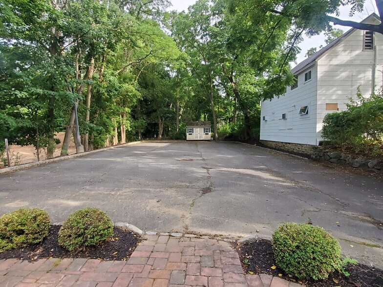 More Photos Of 23 E Main St, Mendham Freestanding For Lease