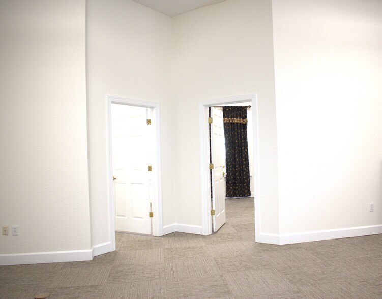 More Photos Of 2252 Beach Dr, Gulfport Office Residential For Lease