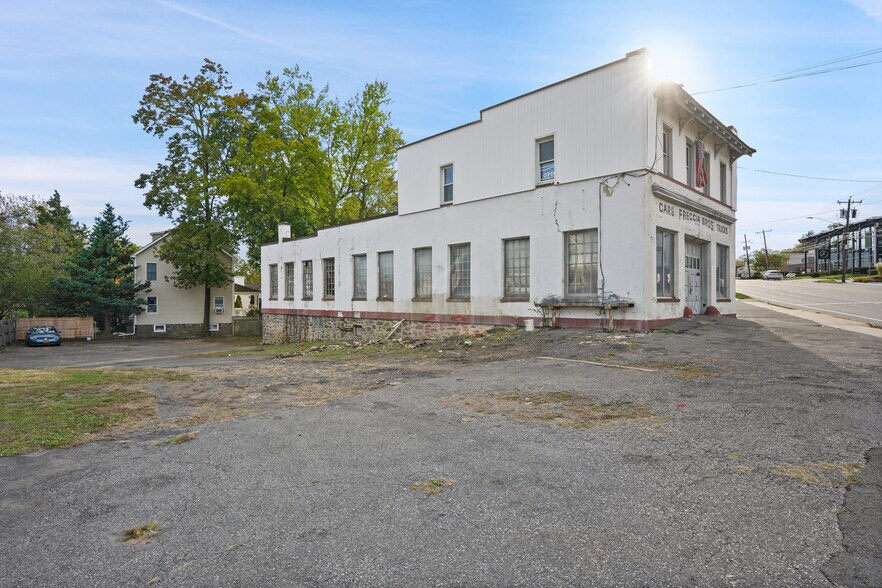 More Photos Of 246 W Putnam Ave, Greenwich Auto Dealership For Sale