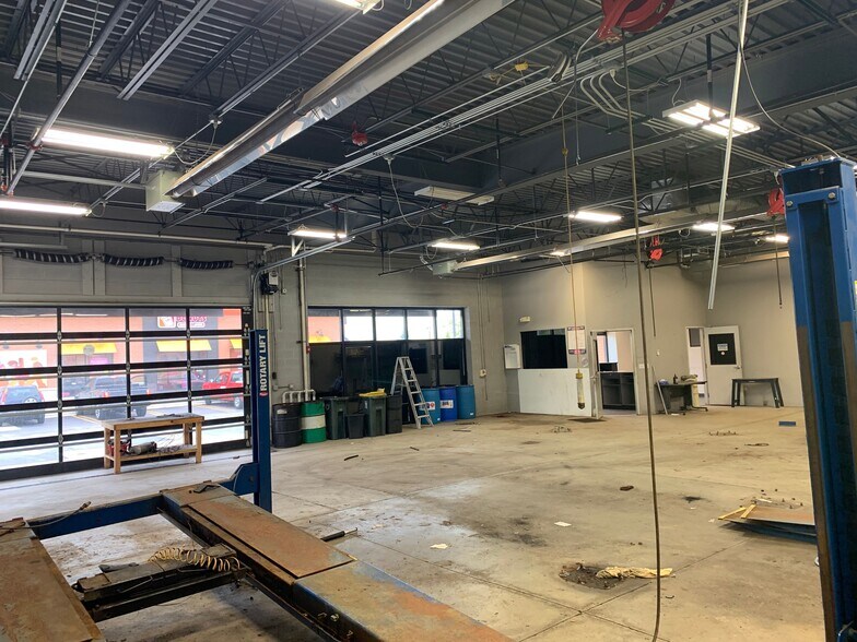 More Photos Of 313 S Schmale Rd, Carol Stream Freestanding For Lease