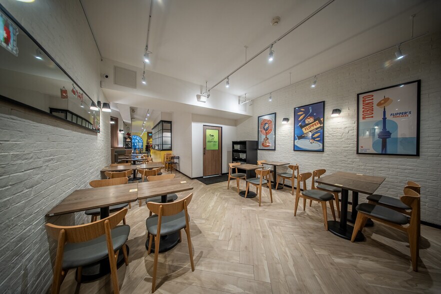 More Photos Of 31 Elm St, Toronto Storefront Retail Office For Sale