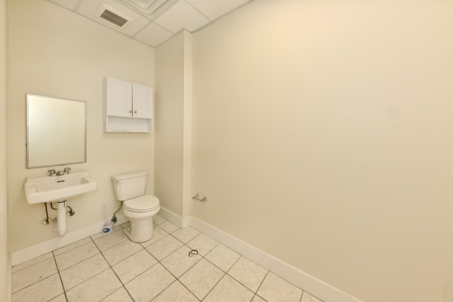 More Photos Of 210 S Newman St, Hackensack Manufacturing For Lease