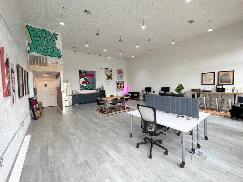 More Photos Of 107 East St, Hutto Storefront Retail Office For Sale