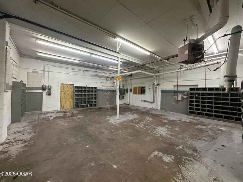 More Photos Of 3236 W 20th St, Joplin Industrial For Sale