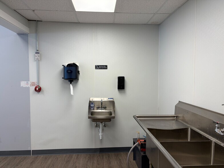 More Photos Of 4 Commerce Way, Milton General Retail For Lease
