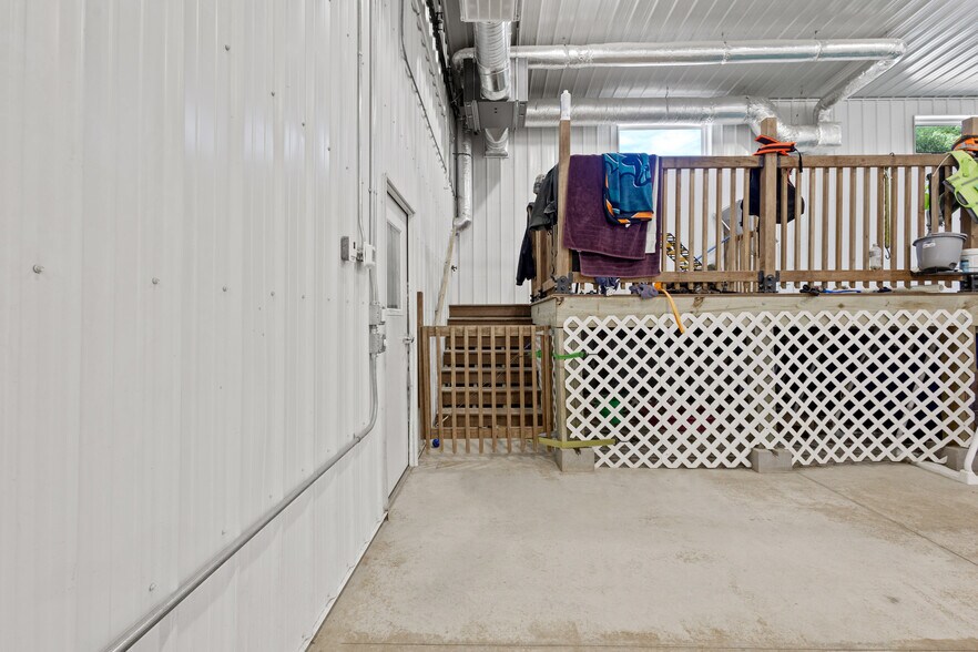 More Photos Of 390 Progress Dr, Cottage Grove Veterinarian Kennel For Sale